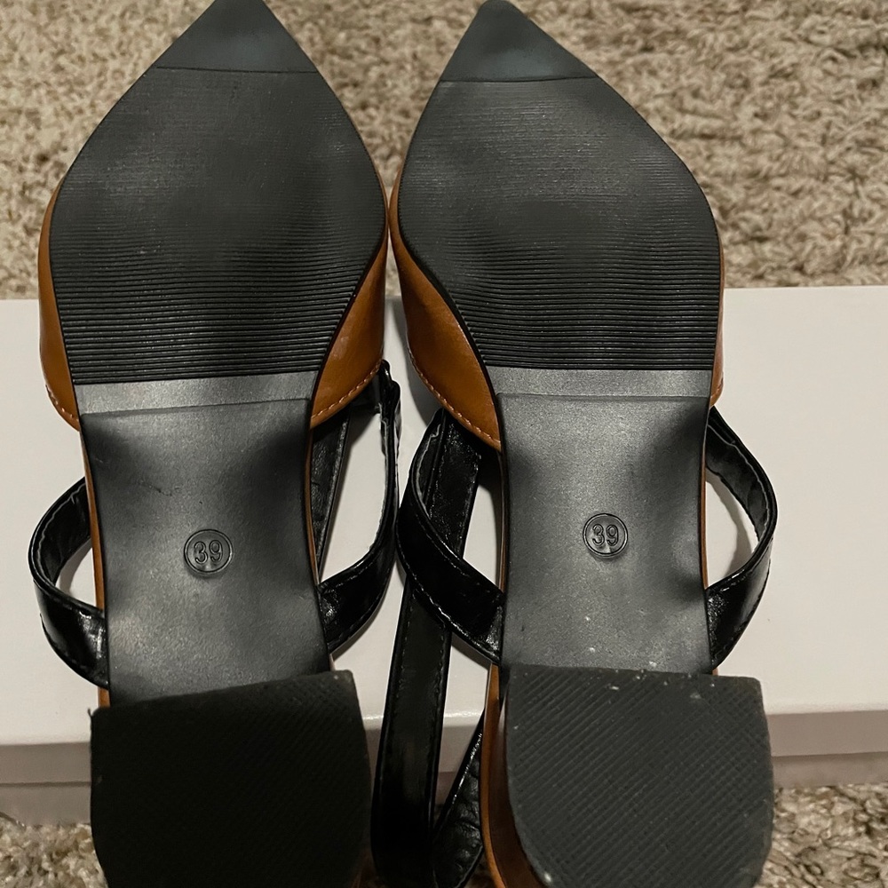 Stylish brown flat new